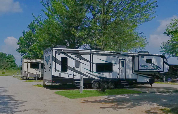 Pull-through full-hookup campsite at Adventure Bound Pleasant View